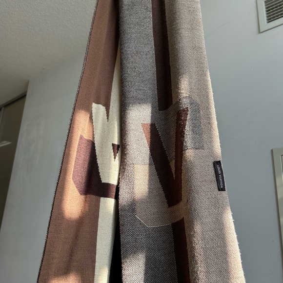 Louis Vuitton Scarf - Picture 2 of 6